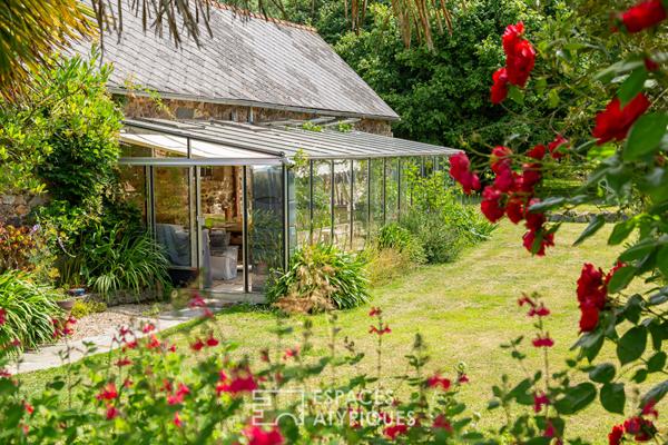 Domaine en pierres dans voie privée à ST BRIEUC et 10 000 m2 de jardin dont constructible en partie.