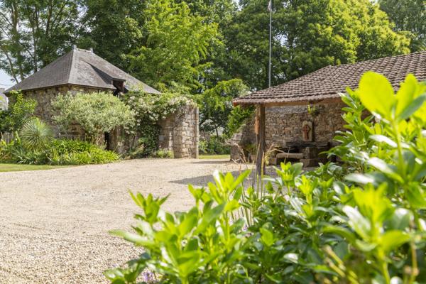Domaine en pierres dans voie privée à ST BRIEUC et 10 000 m2 de jardin dont constructible en partie.