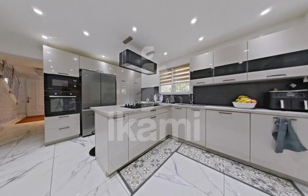 Maison de standing à Gilly-sur-Isère   Piscine, terrasse et grand jardin !