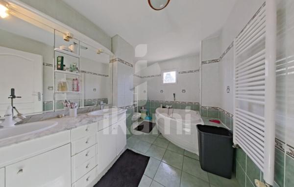 Maison de standing à Gilly-sur-Isère   Piscine, terrasse et grand jardin !