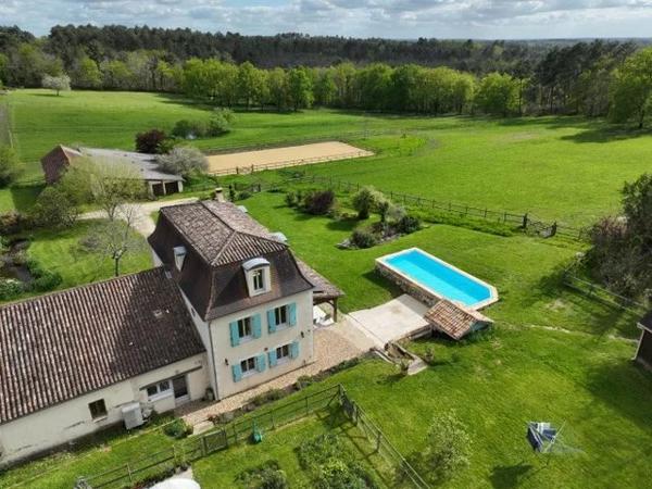 Maison à haute performance énergétique avec piscine, maison d'amis et 4 hectares.