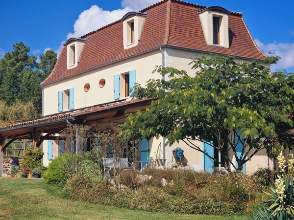 Maison à haute performance énergétique avec piscine, maison d'amis et 4 hectares.