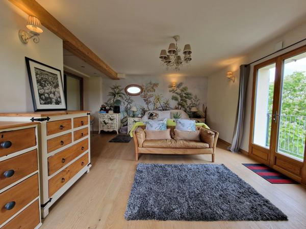 Maison à haute performance énergétique avec piscine, maison d'amis et 4 hectares.