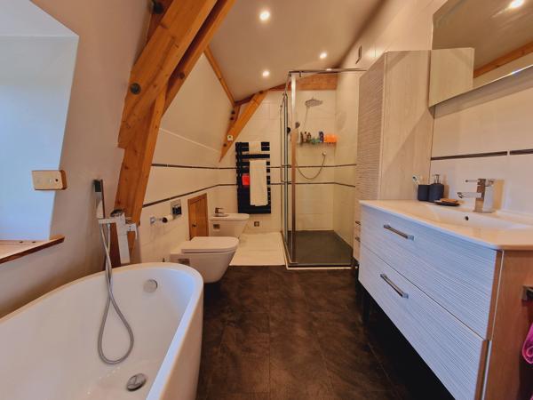Maison à haute performance énergétique avec piscine, maison d'amis et 4 hectares.