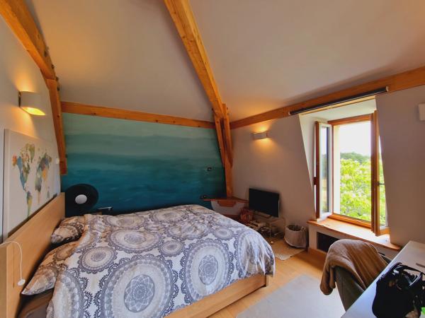 Maison à haute performance énergétique avec piscine, maison d'amis et 4 hectares.