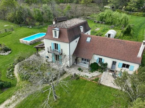Maison à haute performance énergétique avec piscine, maison d'amis et 4 hectares.