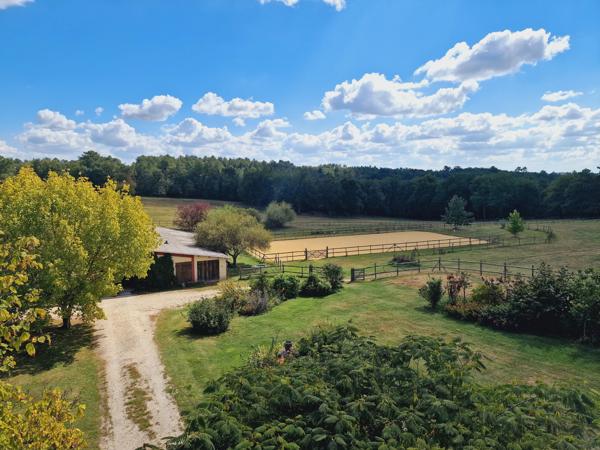 Maison à haute performance énergétique avec piscine, maison d'amis et 4 hectares.