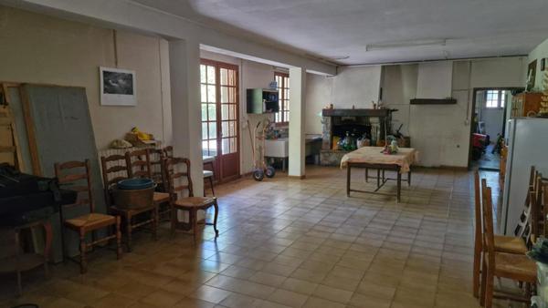 Maison avec piscine et dépendance