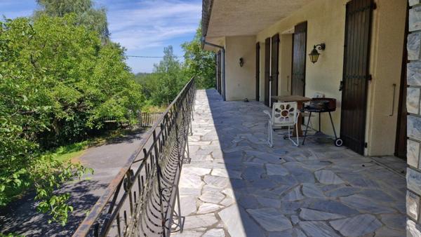 Maison avec piscine et dépendance