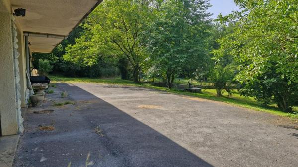 Maison avec piscine et dépendance