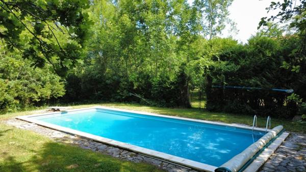 Maison avec piscine et dépendance