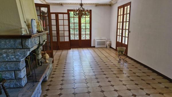 Maison avec piscine et dépendance