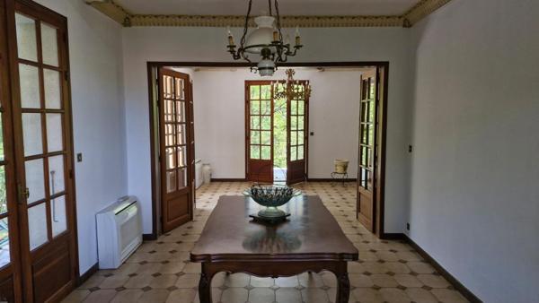 Maison avec piscine et dépendance