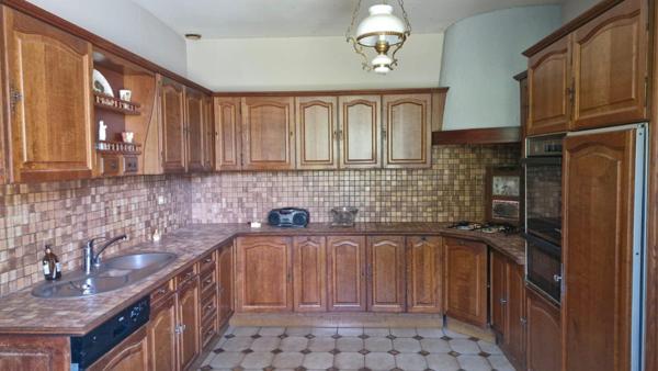 Maison avec piscine et dépendance