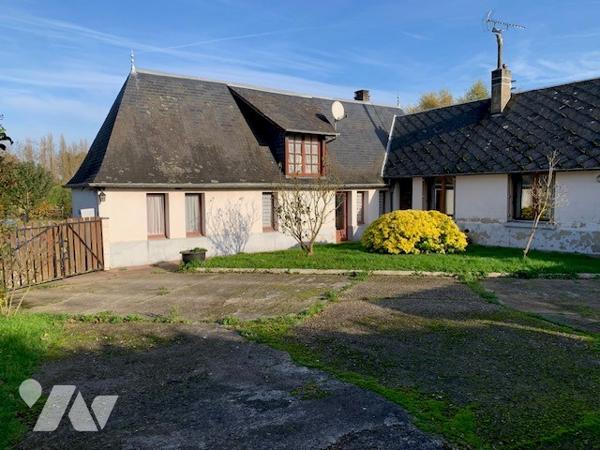 Maison de ville à rénover de 5 pièces dont 4 chambres avec courette et garage. Proche commerces.