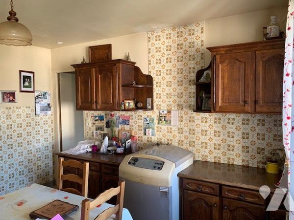 Maison de ville à rénover de 5 pièces dont 4 chambres avec courette et garage. Proche commerces.