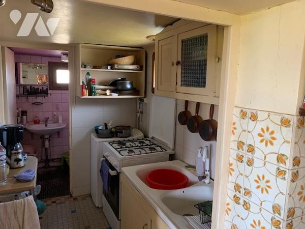 Maison de ville à rénover de 5 pièces dont 4 chambres avec courette et garage. Proche commerces.