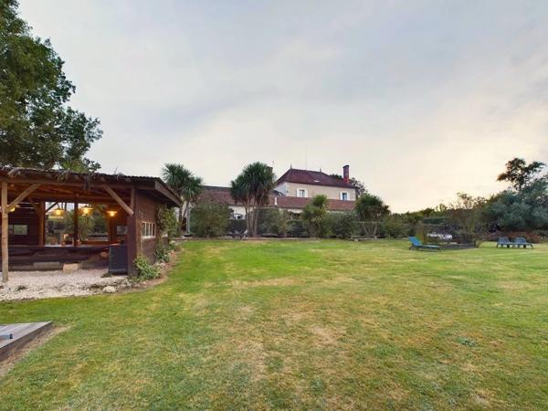 Un domaine exceptionnel avec Maison de Maître, 5 maisons d’amis, salles de réception, piscine, sauna et spa, à côté de Saint Emilion