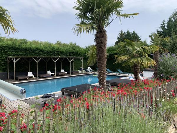 Un domaine exceptionnel avec Maison de Maître, 5 maisons d’amis, salles de réception, piscine, sauna et spa, à côté de Saint Emilion