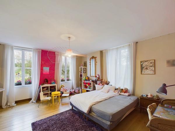 Un domaine exceptionnel avec Maison de Maître, 5 maisons d’amis, salles de réception, piscine, sauna et spa, à côté de Saint Emilion