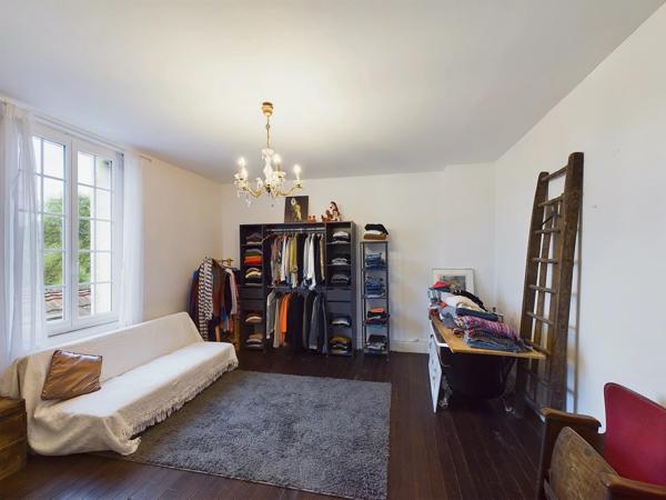 Un domaine exceptionnel avec Maison de Maître, 5 maisons d’amis, salles de réception, piscine, sauna et spa, à côté de Saint Emilion