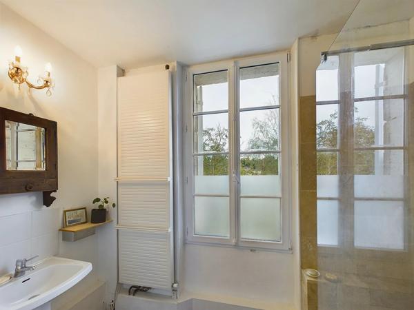 Un domaine exceptionnel avec Maison de Maître, 5 maisons d’amis, salles de réception, piscine, sauna et spa, à côté de Saint Emilion
