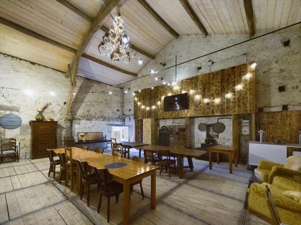 Un domaine exceptionnel avec Maison de Maître, 5 maisons d’amis, salles de réception, piscine, sauna et spa, à côté de Saint Emilion