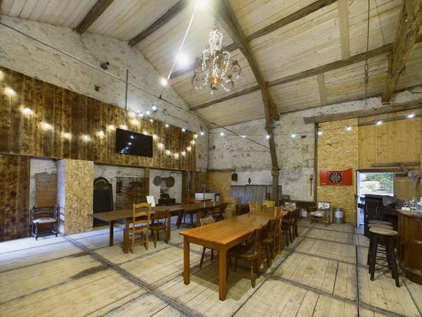 Un domaine exceptionnel avec Maison de Maître, 5 maisons d’amis, salles de réception, piscine, sauna et spa, à côté de Saint Emilion