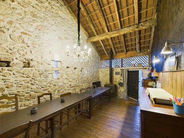 Un domaine exceptionnel avec Maison de Maître, 5 maisons d’amis, salles de réception, piscine, sauna et spa, à côté de Saint Emilion