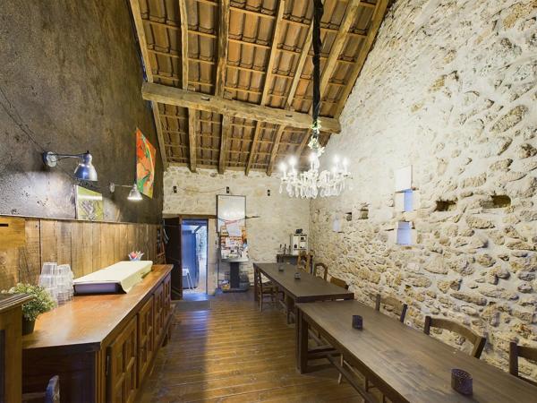 Un domaine exceptionnel avec Maison de Maître, 5 maisons d’amis, salles de réception, piscine, sauna et spa, à côté de Saint Emilion