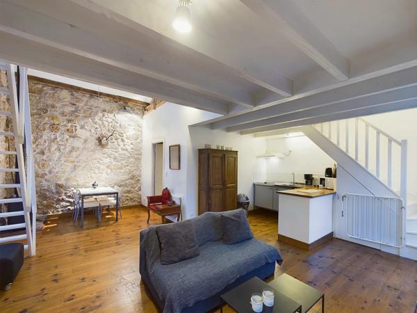 Un domaine exceptionnel avec Maison de Maître, 5 maisons d’amis, salles de réception, piscine, sauna et spa, à côté de Saint Emilion