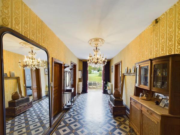 Un domaine exceptionnel avec Maison de Maître, 5 maisons d’amis, salles de réception, piscine, sauna et spa, à côté de Saint Emilion