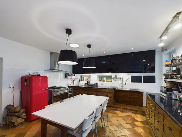 Un domaine exceptionnel avec Maison de Maître, 5 maisons d’amis, salles de réception, piscine, sauna et spa, à côté de Saint Emilion