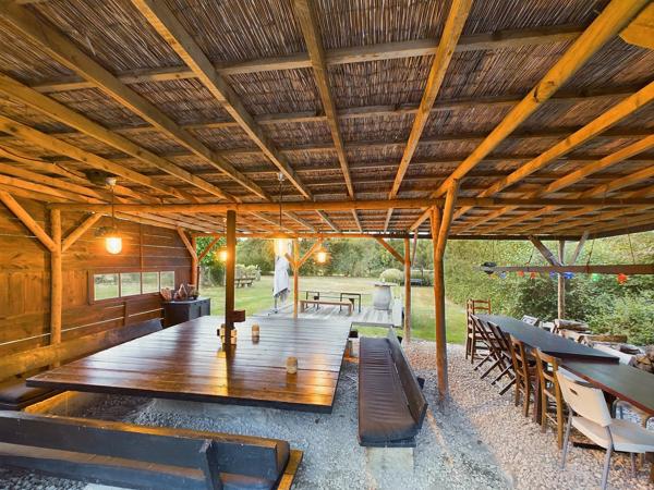 Un domaine exceptionnel avec Maison de Maître, 5 maisons d’amis, salles de réception, piscine, sauna et spa, à côté de Saint Emilion