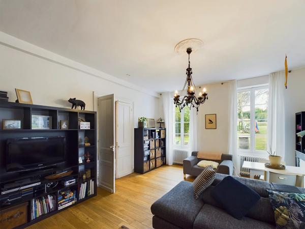 Un domaine exceptionnel avec Maison de Maître, 5 maisons d’amis, salles de réception, piscine, sauna et spa, à côté de Saint Emilion