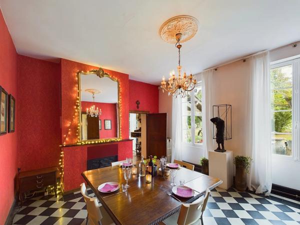 Un domaine exceptionnel avec Maison de Maître, 5 maisons d’amis, salles de réception, piscine, sauna et spa, à côté de Saint Emilion