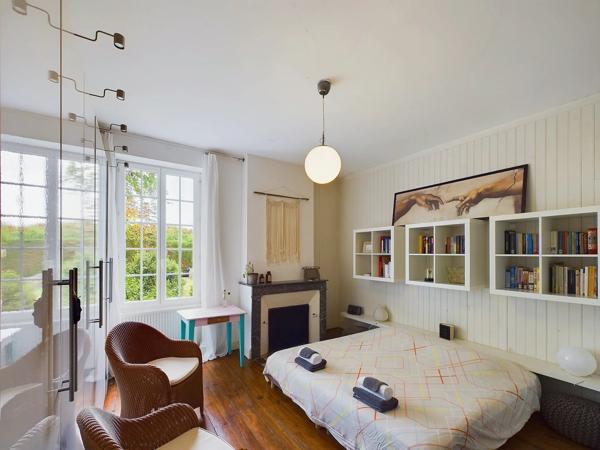 Un domaine exceptionnel avec Maison de Maître, 5 maisons d’amis, salles de réception, piscine, sauna et spa, à côté de Saint Emilion