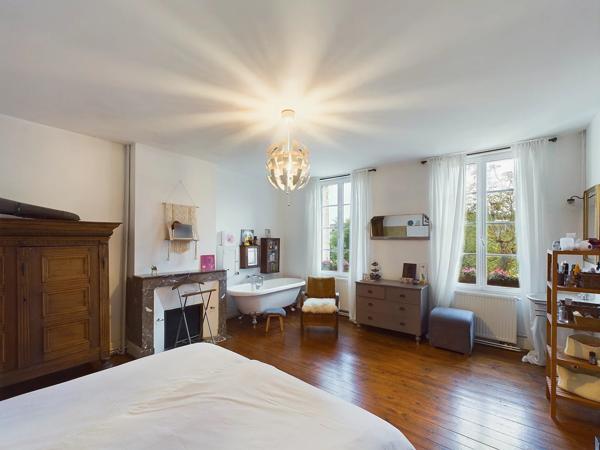 Un domaine exceptionnel avec Maison de Maître, 5 maisons d’amis, salles de réception, piscine, sauna et spa, à côté de Saint Emilion