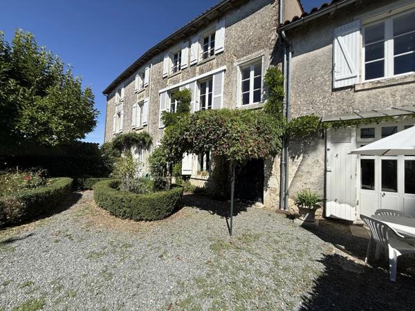 Elégante maison de ville de 3/4 chambres avec jardin de cour privé et petit verger.