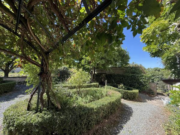Elégante maison de ville de 3/4 chambres avec jardin de cour privé et petit verger.