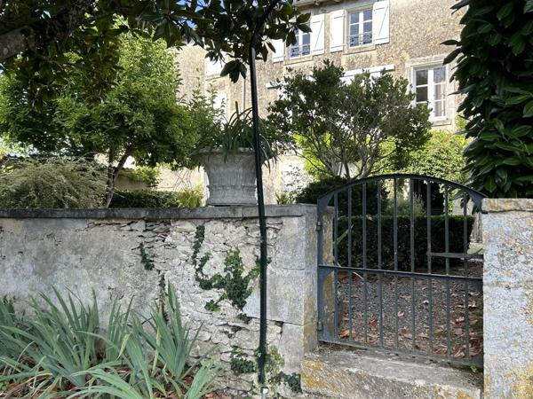 Elégante maison de ville de 3/4 chambres avec jardin de cour privé et petit verger.