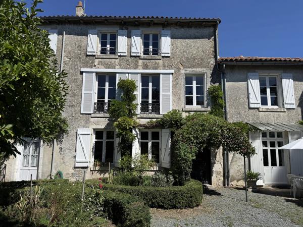 Elégante maison de ville de 3/4 chambres avec jardin de cour privé et petit verger.