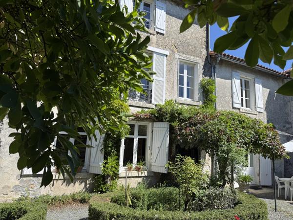 Elégante maison de ville de 3/4 chambres avec jardin de cour privé et petit verger.