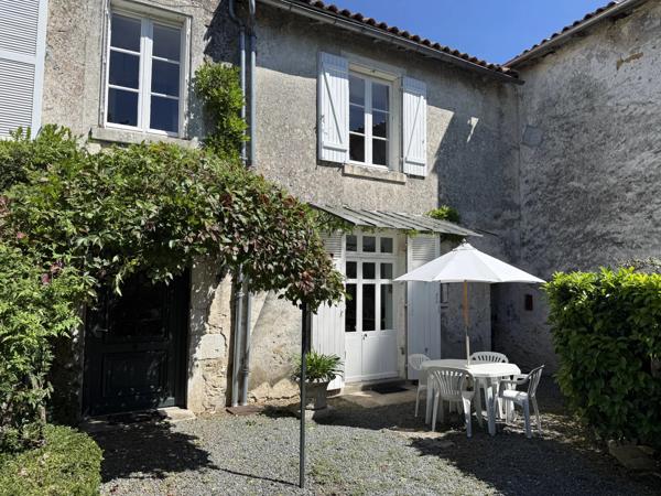 Elégante maison de ville de 3/4 chambres avec jardin de cour privé et petit verger.