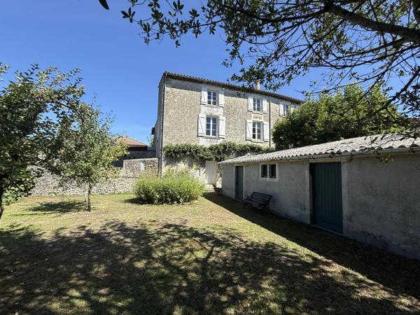 Elégante maison de ville de 3/4 chambres avec jardin de cour privé et petit verger.