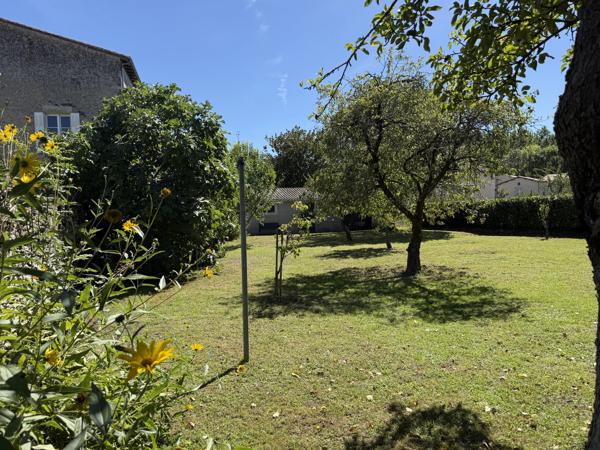 Elégante maison de ville de 3/4 chambres avec jardin de cour privé et petit verger.