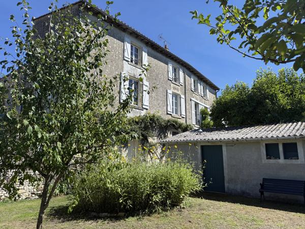 Elégante maison de ville de 3/4 chambres avec jardin de cour privé et petit verger.