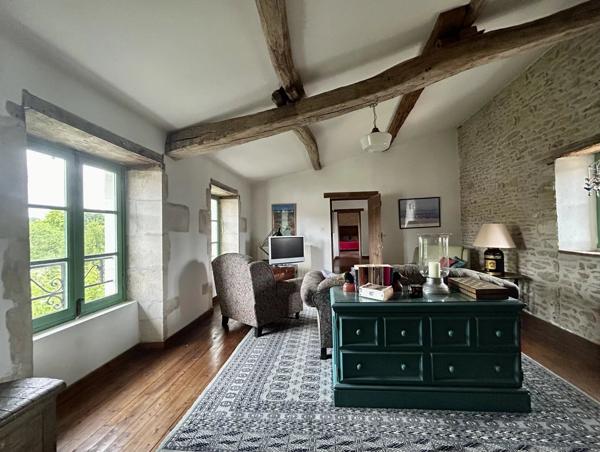 Elégante maison de ville de 3/4 chambres avec jardin de cour privé et petit verger.