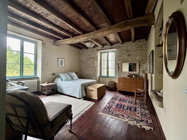 Elégante maison de ville de 3/4 chambres avec jardin de cour privé et petit verger.