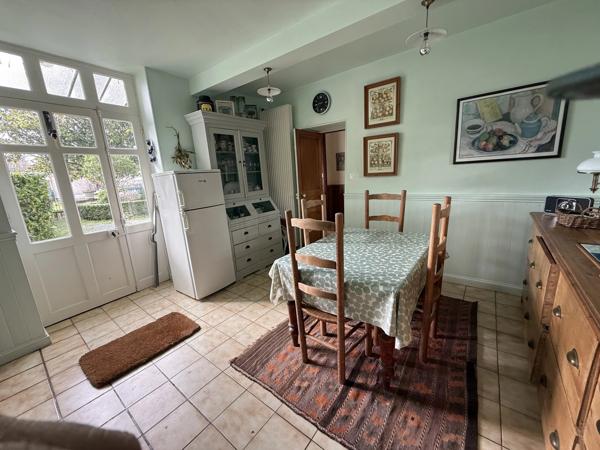 Elégante maison de ville de 3/4 chambres avec jardin de cour privé et petit verger.